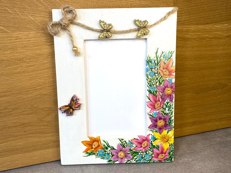 Cadre photo fleurs sauvages. Papillons suspendus. Cadre en bois fabriqué à la main. image 2
