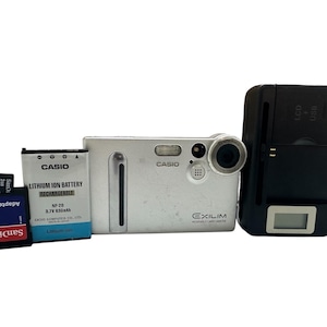Casio Exilim Ex-M2 Japan Super Slim Digitale Tragbare Kartenkamera Kompakt 2 MP Display 4fach Digitalzoom + 2Gb Speicherkarte, Akku und Ladegerät