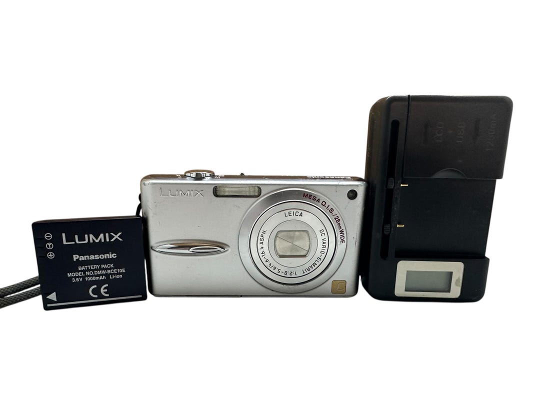 Panasonic　LUMIX DMC-FX30 Panasonic DMC-FX30 EG-A Digital Camera 7 Megapixels 3.6x Optical