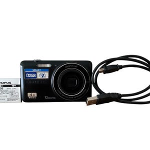 Cámara digital de vídeo compacta Olympus VG-110 de 12 MP y zoom óptico gran angular de 4 aumentos + cargador, batería, tarjeta de memoria de 32 MB y correa de mano