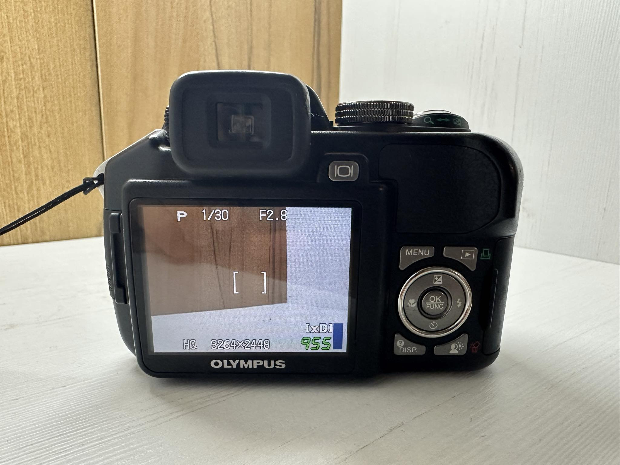 Olympus SP-560UZ Digital Camera Compact 8 MP 18X Optical Zoom 2,5