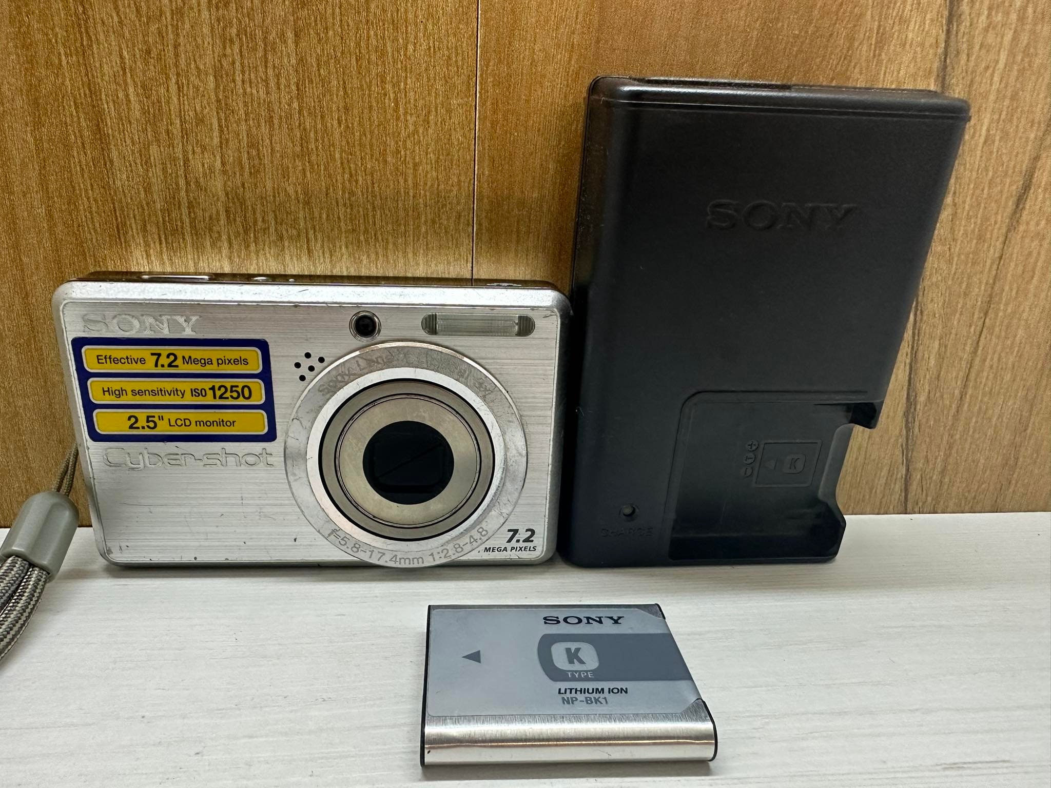 Sony Cyber-Shot Digital Camera DSC-S750 w/ Battery and Charger