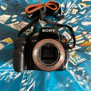 Sony Alpha DSLR A200 Automatic Digital Camera Auto Shut-Off 10.2MP 3X Optical Zoom 2,7 inches Lcd image 1