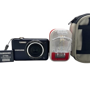 Cámara digital compacta Samsung ES78 de 14,2 MP con zoom óptico de 5 aumentos, pantalla de 2,4 pulgadas, tarjeta de memoria de 4 GB, estuche, batería, cargador y correa de mano