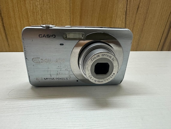 Casio Exilim EX-Z80 Digital Camera 8.1 MP 3X Optical Zoom 2,5