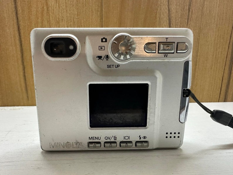 Konica Minolta Dimage Xt Digital Camera 3,2 MP Compact 3X Optical Zoom 2GB Memory Card and Battery image 4