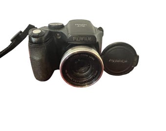 Fujifilm Finepix S700 Digital Camera 10X Optical Zoom 7.1 MP Black 4 AA Batteries