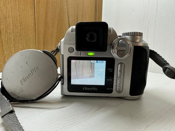 Fujifilm Finepix S3000 Digital Camera 3.1 MP 6X Optical Zoom