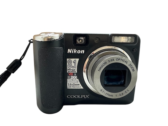 【動作品】Nikon COOLPIX P50 Nikon Coolpix P50 8.1-megapixel digital camera at Crutchfield