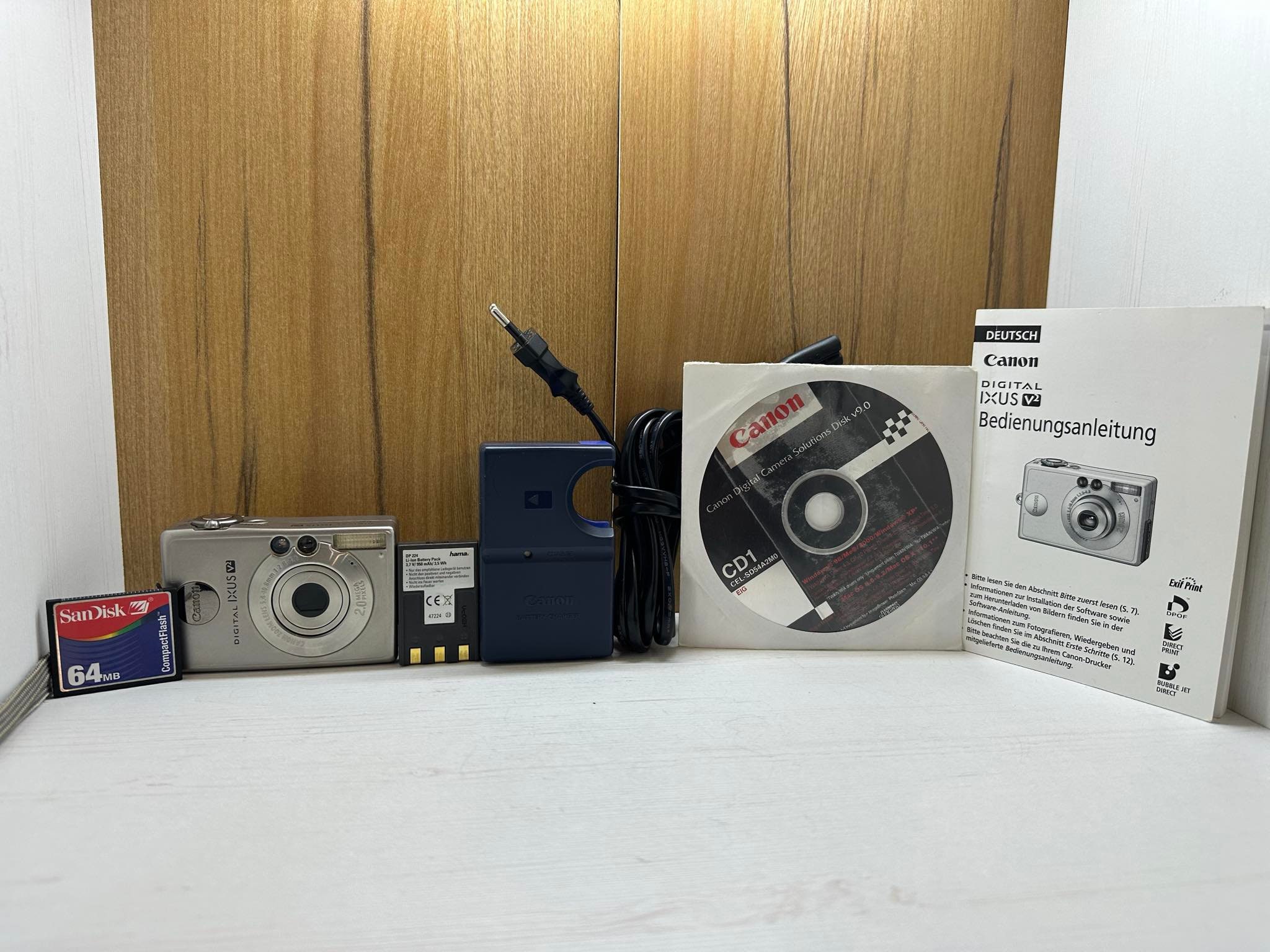 Canon Ixus V2 Aiaf Digital Camera 2 MP Zoom Lens Compact + Li-ion