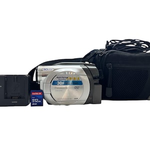 パナソニック ルミックス VDR-D150 DVD ビデオカメラ 録画 日本製 30 倍光学ズーム 2.5 インチ LCD マルチフォーマット + バッテリー、充電器、ケーブル、バッグ