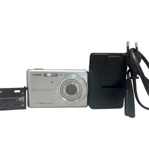 CASIO Exilim EX-Z77 Digital Camera 7.2 MP 3X Optical Zoom 2.6