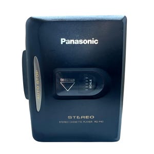 Puede incluir: Taza de cerámica blanca con asa negra y el texto "But First, Coffee" en negrita negra. La taza mide aproximadamente 10 cm de alto y tiene una capacidad de unos 350 ml. Ideal para el café de la mañana.