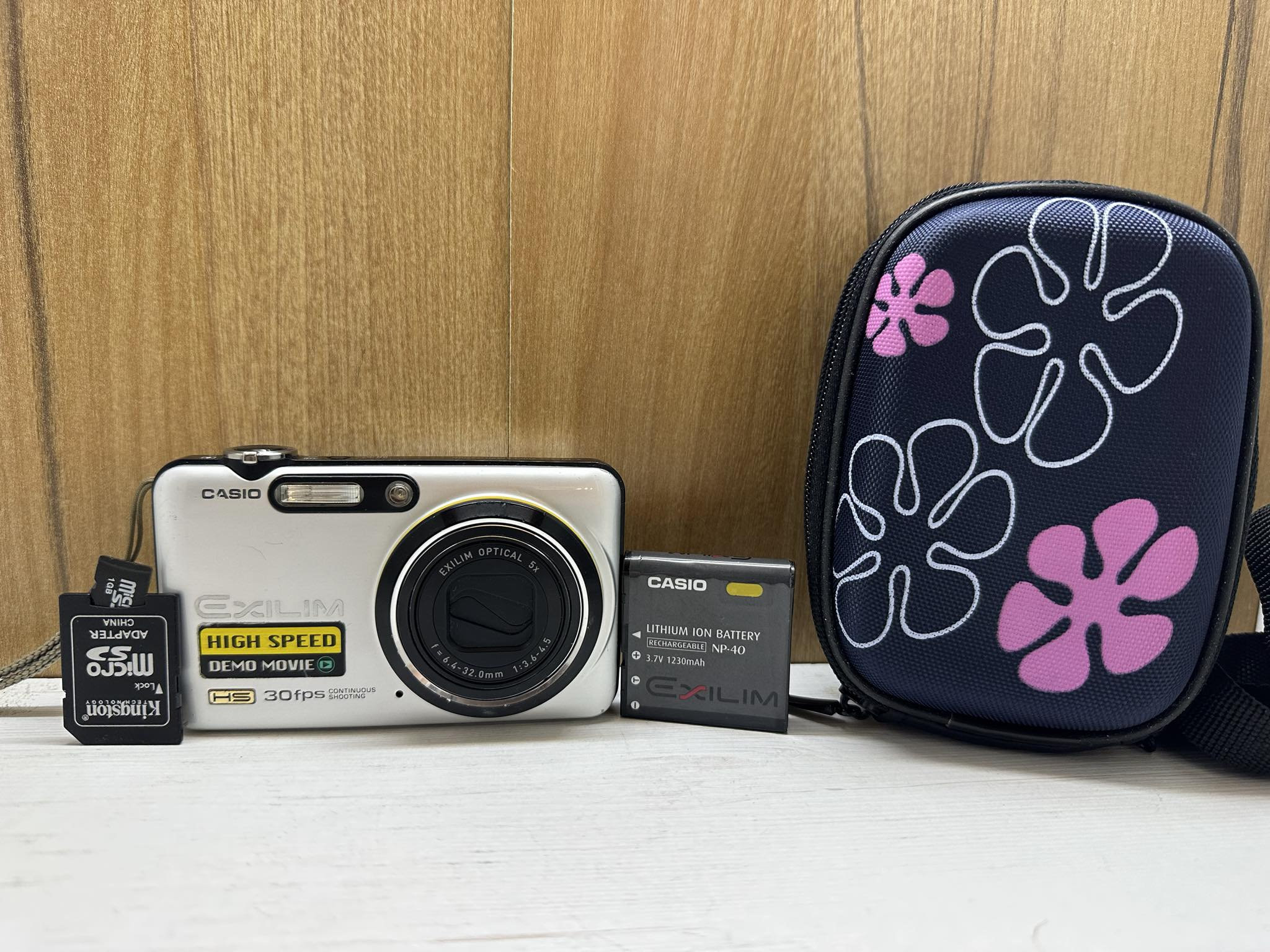 CASIO 【EXILIM EX-FC100】デジカメ 新品バッテリー付き