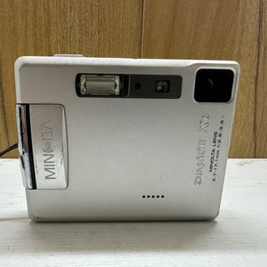 Konica Minolta Dimage Xt Digital Camera 3,2 MP Compact 3X Optical Zoom 2GB Memory Card and Battery image 10