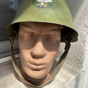 Casco militar vintage del ejército serbio, equipo de soldado coleccionable único, águila
