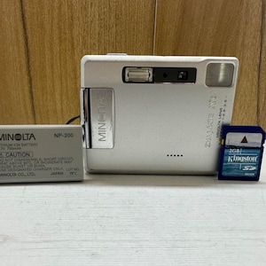 Konica Minolta Dimage Xt Digital Camera 3,2 MP Compact 3X Optical Zoom 2GB Memory Card and Battery image 1