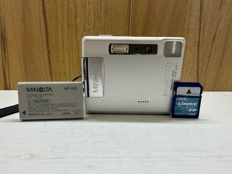 Konica Minolta Dimage Xt Digital Camera 3,2 MP Compact 3X Optical Zoom 2GB Memory Card and Battery image 1