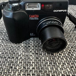 Olympus Camedia C3030 Digital Camera 3X Optical Zoom 3,3 MP 1,8 Inches LCD image 1