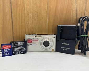 Panasonic Lumix Dmc-FX3 Digital Camera Compact 6MP 3X Optical Zoom + 4GB Memory card, Charger, Cable and Battery