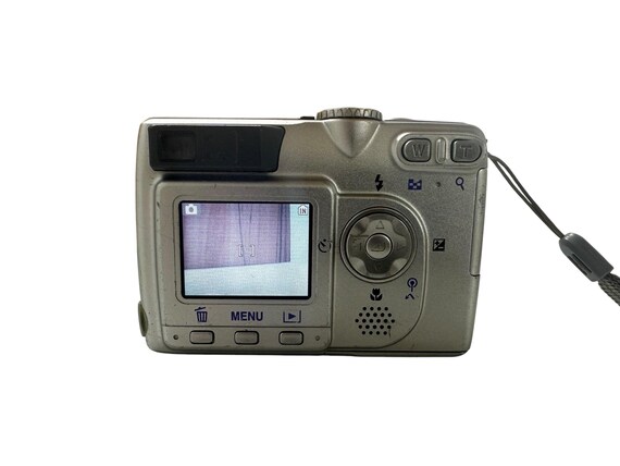 Nikon Coolpix 5200 Made in Japan Digital Camera 4 MP 3X Nikkor Red