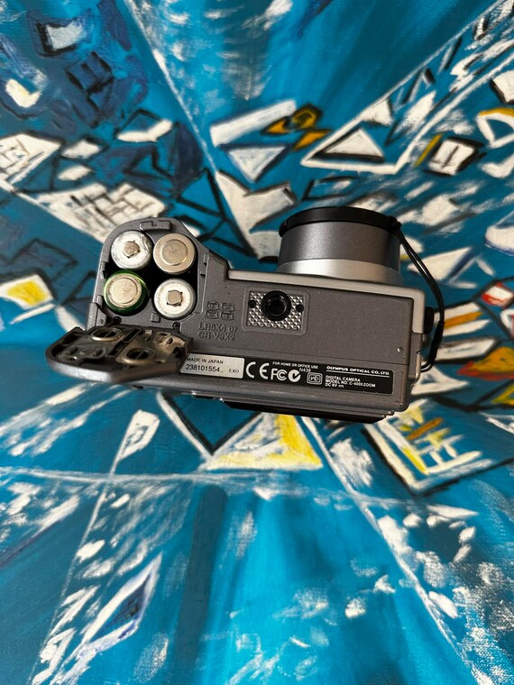 Professional Olympus C-4000 Ultra Zoom Digital Camera 4 MP 3X