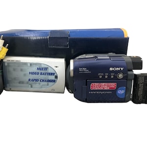 Videocámara Sony Handycam DCR-DVD91E Cámara grabadora de DVD japonesa con zoom digital 120x, Carl Zeiss Video + caja, batería y cargador de batería, cables.