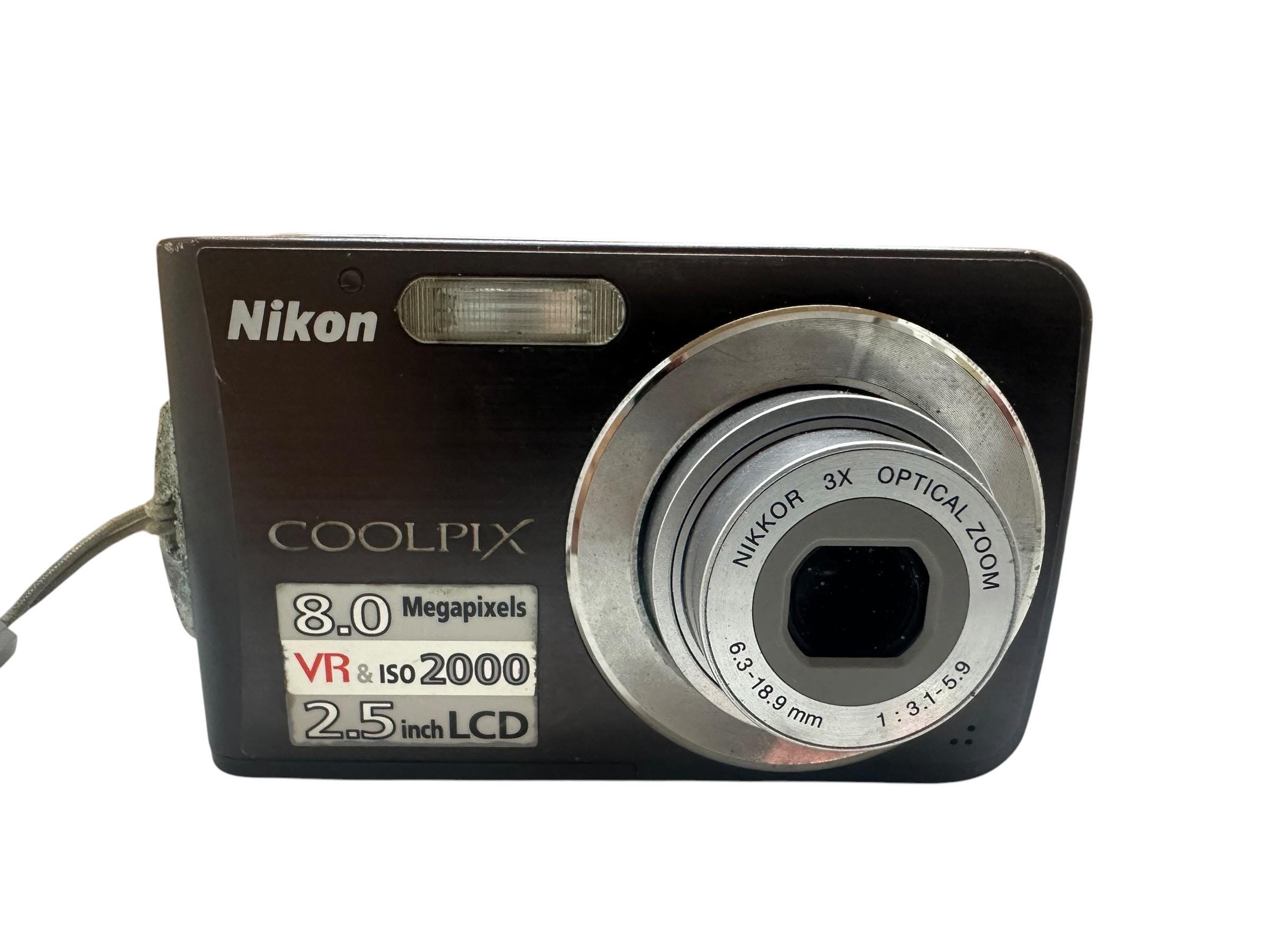 Nikon Coolpix S210 8 MP Digital Camera 3x Optical Zoom 2,5 Inches
