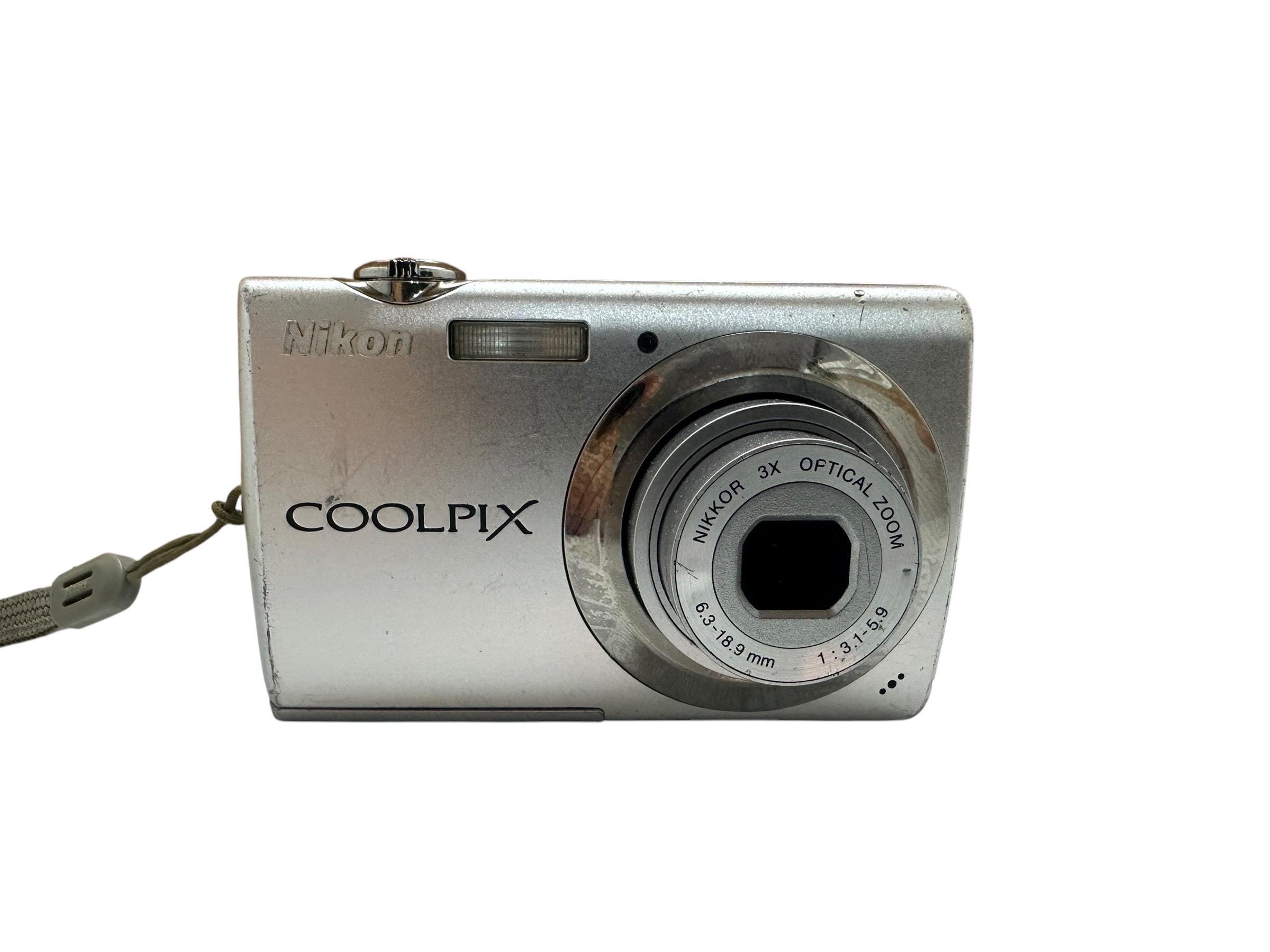 Nikon Coolpix S225 Nikkor 10 MP Digital Camera 3x Optical Zoom 2,5