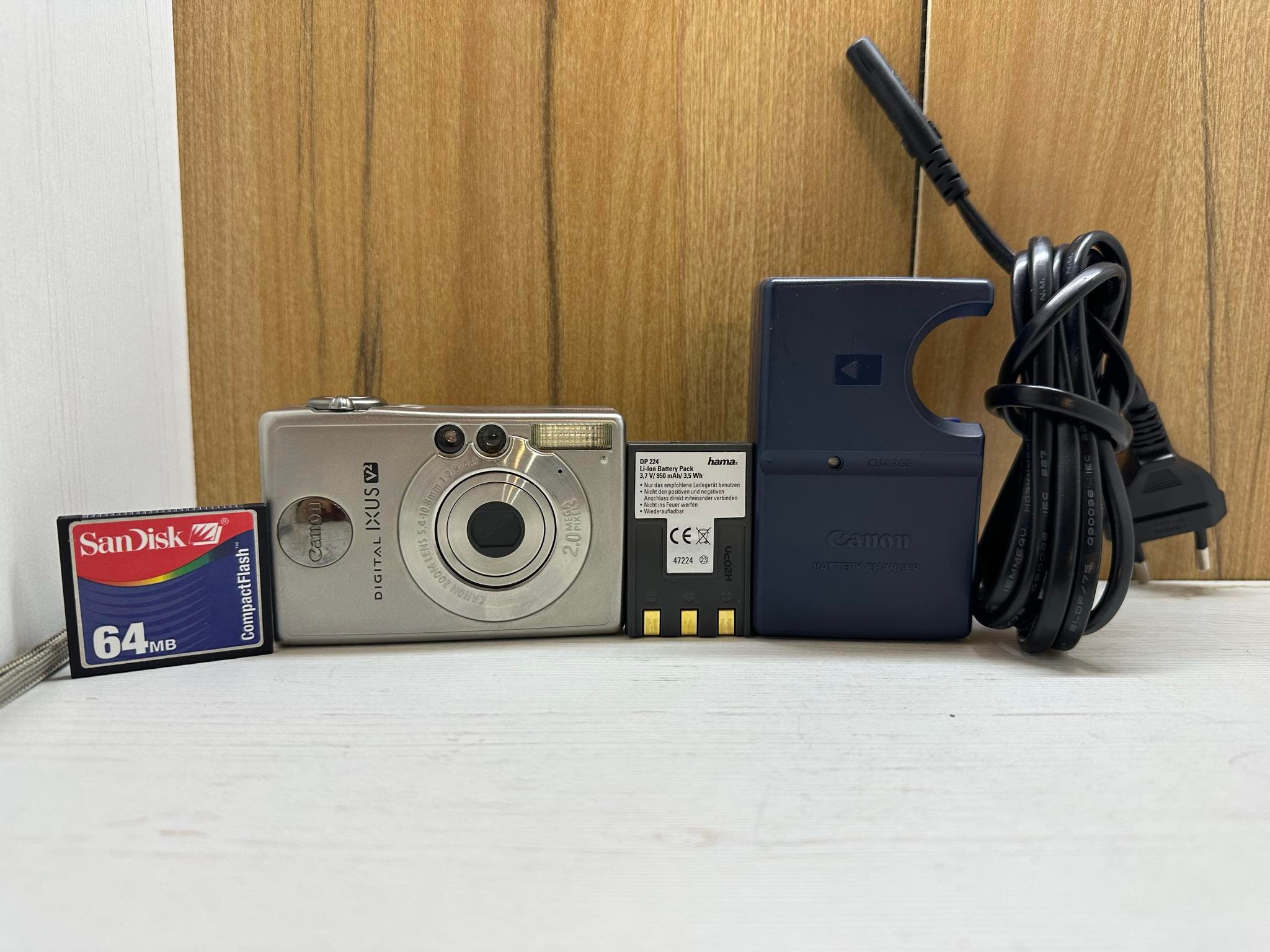 Canon Ixus V2 Aiaf Digital Camera 2 MP Zoom Lens Compact + Li-ion