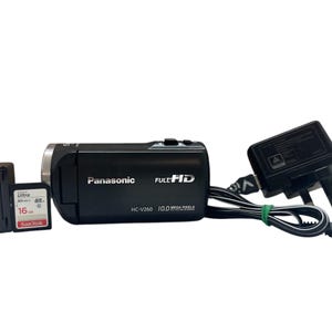 Cámara de vídeo digital Panasonic HC-V260 Full HD CMOS japonesa, ligera, con zoom óptico de 50x, 10 megapíxeles, tarjeta de memoria de 16 GB y cargador.