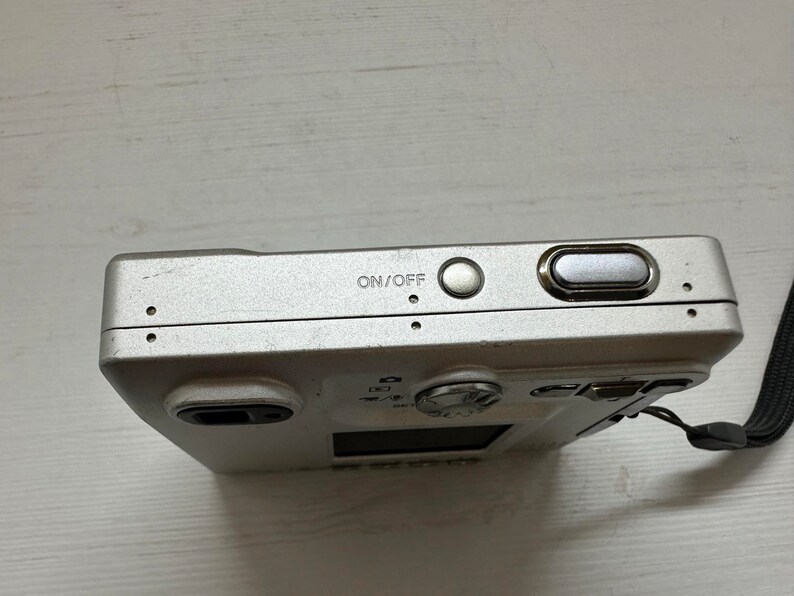 Konica Minolta Dimage Xt Digital Camera 3,2 MP Compact 3X Optical Zoom 2GB Memory Card and Battery image 2