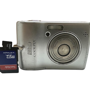 Nikon CoolPix L12 デジタルカメラ 7MP 3倍光学ズーム LCD 顔優先AF CCD コンパクト + 1GB メモリカード