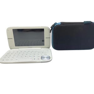 Könnte beinhalten: Ein weißer Handheld-Computer mit Tastatur und Bildschirm, neben einer schwarz-blauen Tragetasche. Der Computer ist geöffnet und zeigt einen dunklen Bildschirm. Die Tastatur hat weiße Tasten mit grauer Beschriftung.
