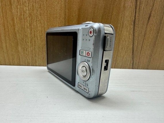 Casio Exilim EX-Z80 Digital Camera 8.1 MP 3X Optical Zoom 2,5