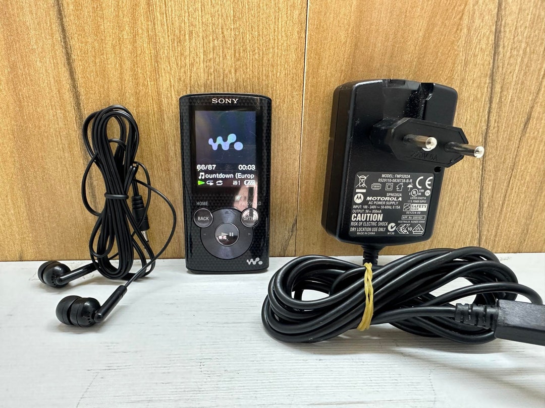 Vintage Sony Walkman Digital Media Player NWZE383 MP3 Radio Black With