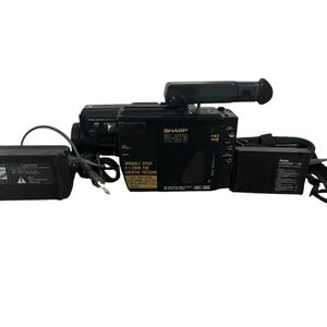 Cámara de vídeo profesional Sharp VL-C73 Videocámara Handycam Zoom 8x Enfoque CCD de velocidad variable Fabricada en Japón Casete con estuche rígido, batería,
