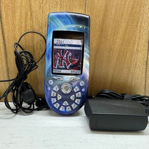 Nokia 3650 blu vintage unico e sorprendente, prodotto in Finlandia, sbloccato + scheda di memoria da 16 Mb, caricabatterie Nokia, cuffie Nokia e batteria.