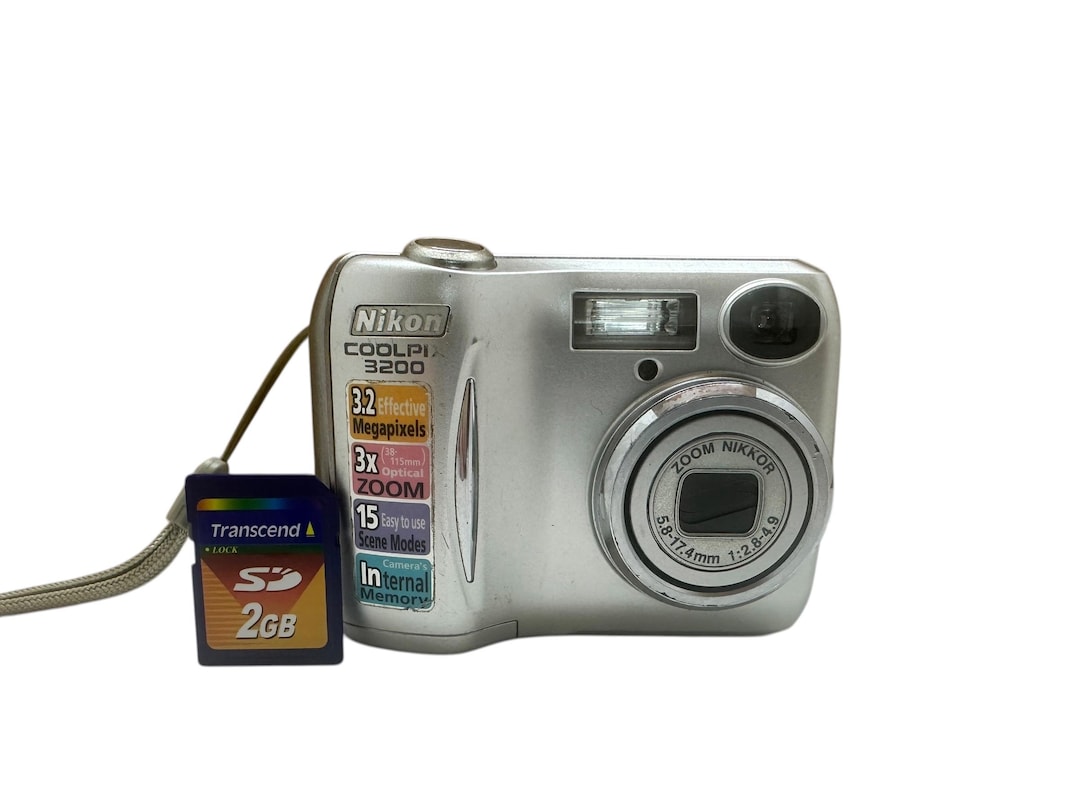 Nikon デジタルカメラ COOLPIX E3200 シルバー 電池式 Nikon Coolpix E3200 Nikkor 15 Scene Modes Digital Camera 3.2 MP 3X