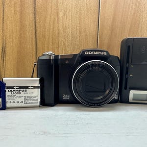 Olympus SZ-17 Full HD Video Digital Camera Compact 14 MP 24X Wide Optical Zoom Perfect Condition + 1 Gb Memory card, Battery,  Charger