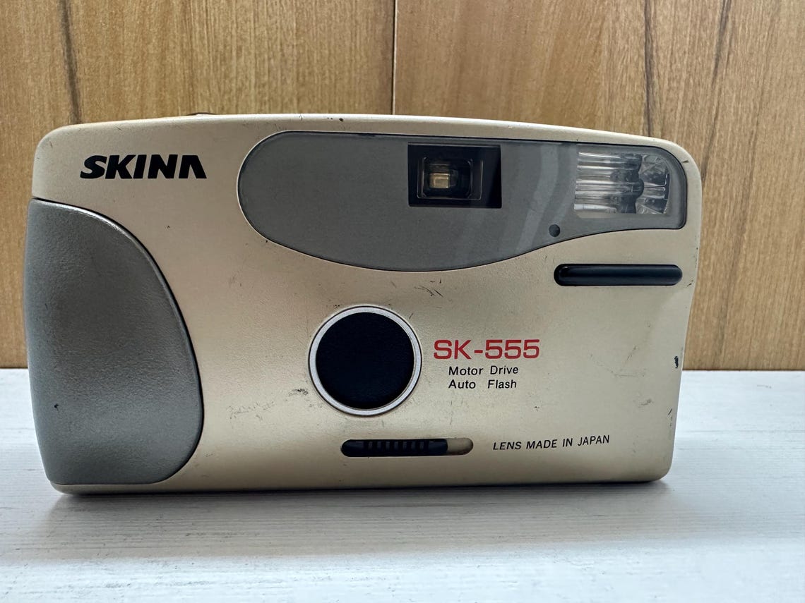 Vintage Automatic Film Camera SKINA SK-555 with Japan Lens, Film 35 mm Designed by Japan, made in China 1999, foto 2 di 5
