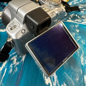 Fotocamera digitale compatta professionale Sony Steady-Shot DSC-H50 9,1 MP Zoom ottico 15x Zoom digitale 30X Schermo mobile da 3 pollici immagine 5