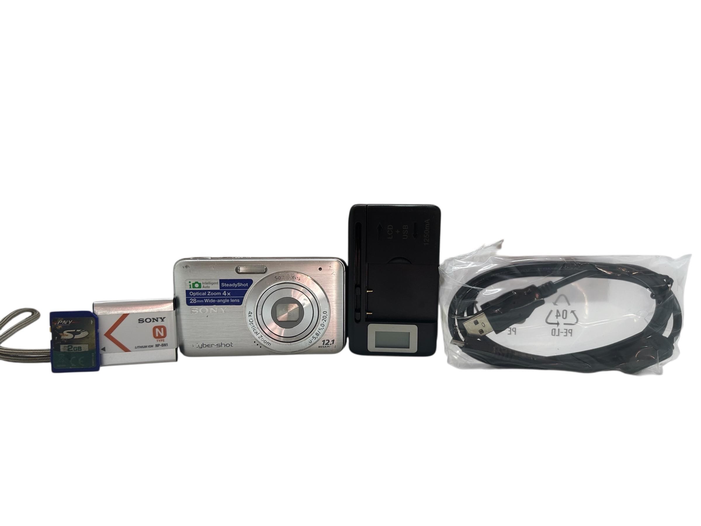 Sony CyberShot Dsc-W310 Digital Camera 12.1 MP 4X Optical 2,7 inches Lcd SteadyShot image stabilization Smile Shutter Compact + Charger