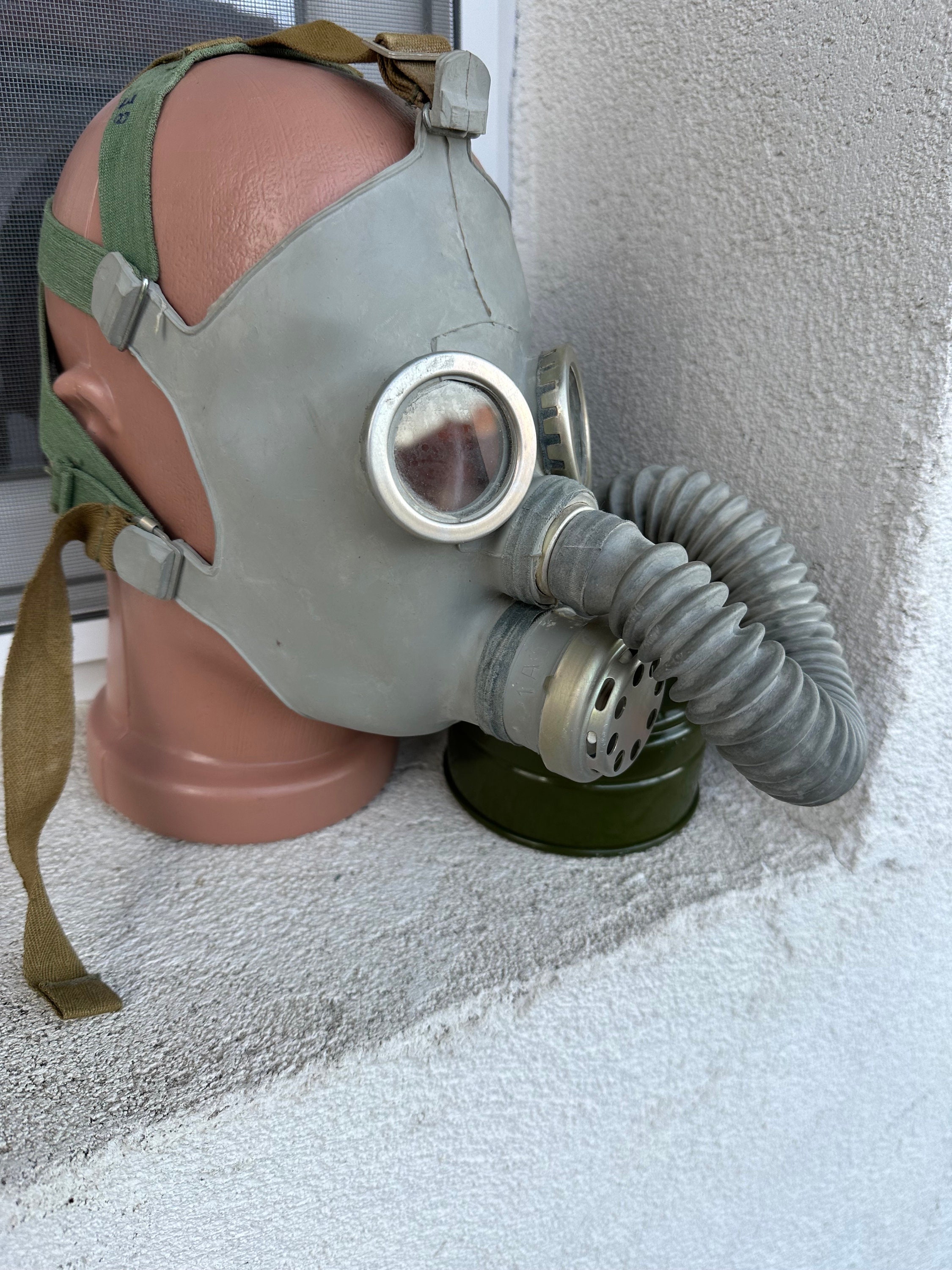 Masque à gaz Tchèque avec filtre – Boutique Militaire Québec