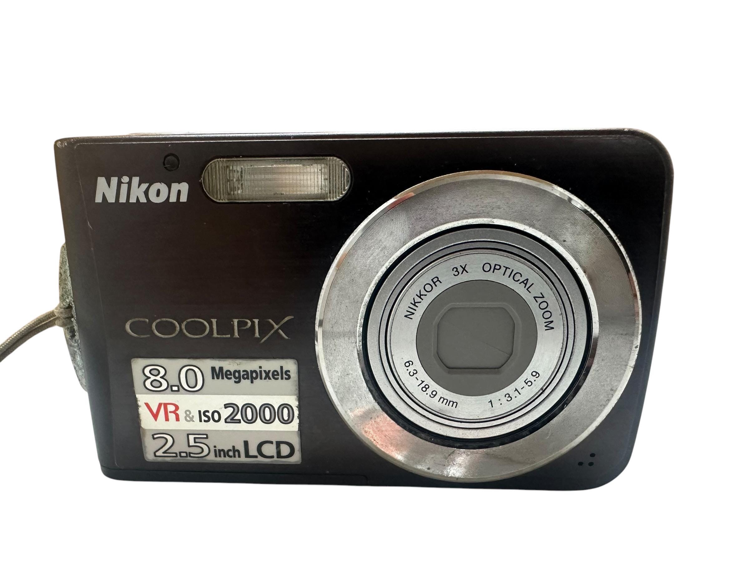Nikon Coolpix S210 8 MP Digital Camera 3x Optical Zoom 2,5 Inches