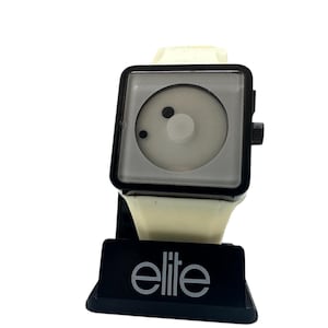 Reloj digital vintage único Nixon Newton para hombre, de acero inoxidable en tono negro, con correa de goma blanca y manecillas.