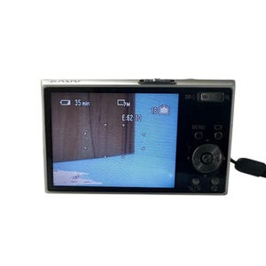 Sony CyberShot DSC-T30 Ultrathin Digital Still Camera 7,2 MP Carl Zeiss Vario Tessar 3x Optical Zoom Made in Japan Silver It has spot displa