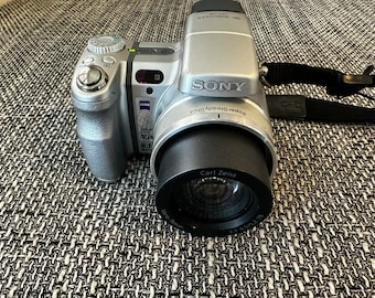 Sony DSC-H9 Digital Camera 8MP, 15x Optical Zoom Image Stabilization Stay on Black and White only