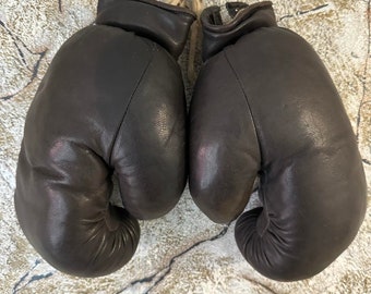 Incroyable paire de 2 gants de boxe en cuir, bruns anciens, très bon état Vinatge