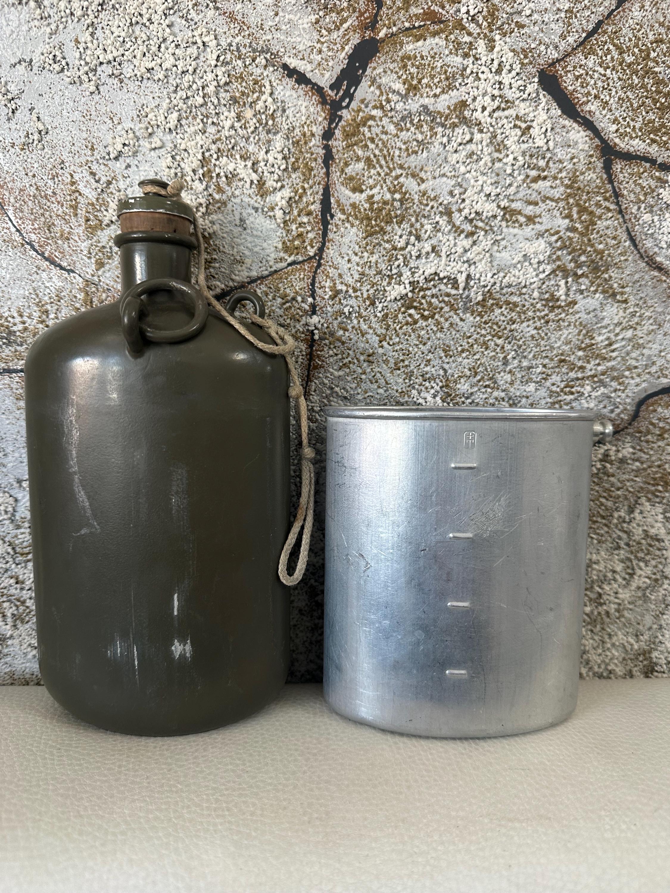 Be Water　ヴィンテージ　U.S. Army Military Vintage Military Army Original 1942 Very OLD Water Bottle and Cup